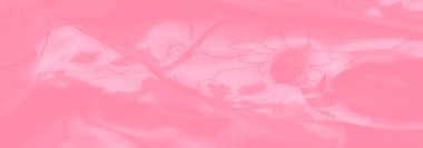 Zarif çiçek detaylarıyla açık pembe kumaş bulanıklığı, yumuşak ve akıcı bir görünüm yaratıyor. Şeffaf madde ve karmaşık çiçek elementleri kumaşa büyüleyici ve sofistike bir görünüm kazandırıyor..