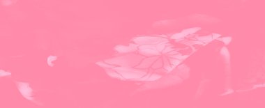 Hassas çiçek desenli yumuşak pembe kumaş bulanıklığı romantik ve ince bir estetik oluşturuyor. Akan kumaş perdeler doğal olarak, çiçekli tasarımları rüya gibi, ruhani bir sahnede harmanlıyor..