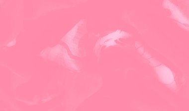 Açık pembe kumaşlı, narin çiçek desenli, yumuşak ve romantik bir estetik sergiliyor. Akan malzeme çiçek motifini nazikçe karıştırıyor, zarafet duygusunu ve inceliği çağrıştırıyor.