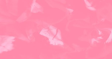 Karmaşık çiçek desenli yumuşak pembe kumaş bulanıklığı havadar ve hafif bir görünüm yaratıyor. Akan kıvrımlar çiçek elementlerini harmanlıyor, kumaşın romantik ve hassas hissini arttırıyor..