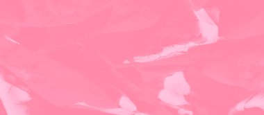 Çiçek desenli narin pembe kumaş bulanıklığı romantik ve ruhani bir görünüm yaratıyor. Şeffaf maddeler ve çiçek elementleri hafif ve havadar hissettiren yumuşak, dalgalı bir estetik sunar.