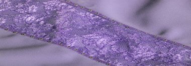 Işıldayan mor dantel kumaş bulanıklığı, ince işçilik ve karmaşık çiçek desenleri. Detaylı dantel işi narin elbiseler için mükemmel yumuşak, kadınsı bir estetik yaratır..