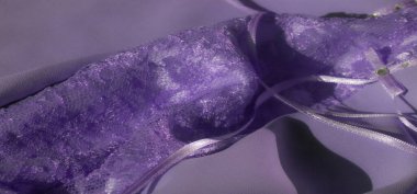 Pembe dantel kumaş bulanıklığı. Parlak boncuk aksanlı zarif çiçek danteli. Kumaş yumuşak bir ışıltıyla nazikçe örtülür ve karmaşık dokularıyla ruhani ve romantik bir atmosfer yaratır.