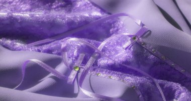 Yumuşak mor, tüylü dantelli, karmaşık detaylar ve küçük parıldayan boncuklar. İnce gölgeler kumaşın dokusunu vurgular, lüks ve zarif bir görünüm yaratır moda için mükemmel