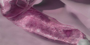 Çiçek ve bal peteği desenli, pırıl pırıl pırıl, pırıl pırıl pırıl, pembe dantelli kumaş deseni. Lüks detaylar kumaşın yumuşak, kadınsı görünümünü yükseltir..