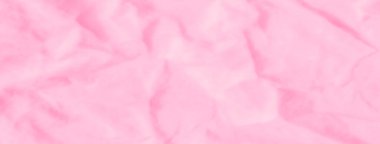 Yumuşak pembe kumaştan ince kıvrımlı bulanık dalgalar yaratıyor. Nazik ışıklandırma, dingin ve kadınsı dokuyu geliştirir ve maddeye soyut bir estetik katar..