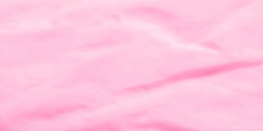 Yumuşak kıvrımları ve ince gölgeleri olan canlı pembe kumaş bulanıklığı. Yumuşak doku ve akışkan hareket barışçıl ve soyut bir tasarım yaratır..