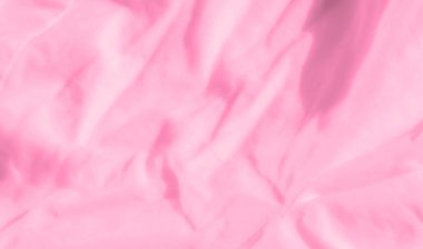 Yumuşak kıvrımları ve pürüzsüz bir dokusu olan ince pembe kumaş bulanıklığı. Yumuşak pastel tonlar, soyut ve zarif bir hisle, sakin ve kadınsı bir hissi çağrıştırıyor..