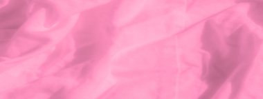 Yumuşak kıvrımlarla akan pembe kumaş bulanıklığı. Açık renkli gölgeler, zarif kıvrımları ve minimalist dokuyu vurgulayan sakin ve soyut bir kompozisyon yaratır..