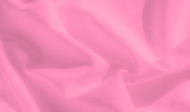 Yumuşak kıvrımlı pembe kumaş ve pürüzsüz bir yüzey. Minimalist tasarım ve ışık gölgeleri, sakin bir atmosferi çağrıştıran zarif ve zarif bir görünüm yaratıyor..