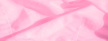 Yumuşak kıvrımları ve pürüzsüz dokuları olan pembe kumaş bulanıklığı. Hassas gölgeler ve pastel tonlar bu minimalist soyut kompozisyonda bir zarafet ve sükunet hissi uyandırıyor..