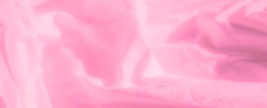 Yumuşak kıvrımlı yumuşak pembe kumaştan oluşan bulanıklık pürüzsüz ve akıcı bir doku yaratıyor. Pastel tonlar ve ışık kırışıklıkları dingin ve rahatlatıcı bir estetiği çağrıştırıyor..