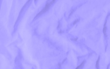 Yumuşak, akışkan mor bir kumaş ve hafif kırışıklıklar. Kumaşın pürüzsüz dokusu yumuşak gölgelerle güçlendirilir ve maddeye huzurlu bir görünüm kazandırır..