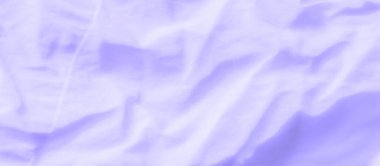 Yumuşak katları ve pürüzsüz bir yüzeyi olan yumuşak lavanta kumaşın bulanıklığı rahatlatıcı ve ruhani bir doku yaratır. Işık yumuşak bir şekilde kumaşa vurgular, akışkan ve narin görünümünü.