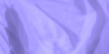 Yumuşak kıvrımları ve yumuşak kırışıklıkları olan pürüzsüz lavanta kumaşın bulanıklığı hassas bir akış yaratır. Kumaşın üzerindeki yumuşak ışık akışkanlığını ve nazik hareketini arttırır..
