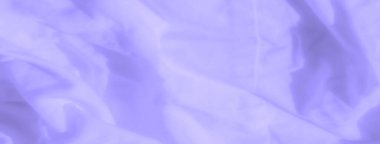 Yumuşak bir lavanta kumaşın bulanıklığı, akışkan kıvrımlar ve gölgeler, resme dingin ve akışkan bir kalite katıyor. Yumuşak pastel renkler kumaşı hafif ve havadar gösteriyor.