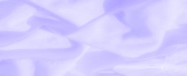 Yumuşak kıvrımlı, pürüzsüz lavanta kumaştan oluşan bulanık bir doku ve yumuşak bir parıltı yaratıyor. Kumaşın ince kırışıklıkları ve gölgeleri resme derinlik ve boyut ekler.