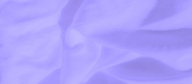 Yumuşak lavanta kumaşından bulanık, asgari kıvrımlı ve pürüzsüz bir doku, zarif ve sakin bir estetik oluşturuyor. İnce bir ışık oyunu kumaşa derinlik ve incelik katar.