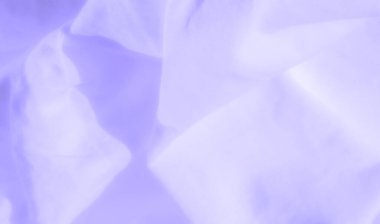 Hafif dalgalı ve ince gölgeli lavanta kumaş bulanıklığı. Yumuşak ve pürüzsüz yüzey, minimalist tekstil tasarımları veya arka planlar için ideal zarif ve sakin bir zemin oluşturur.