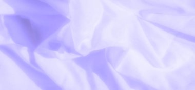 Yumuşak kırışıklıkları ve yumuşak gölgeleri olan lavanta kumaş bulanıklığı. Pürüzsüz doku ve akışkan tasarım, minimalist tekstil veya arka plan kavramları için ideal, sakin ve sakin bir atmosfer yaratır.