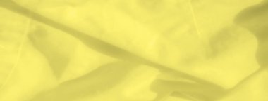 Yumuşak kıvrımlı açık sarı kumaş bulanıklığı pürüzsüz bir doku oluşturur. İnce ışık kumaşın sıcaklığını arttırarak yumuşak ve minimalist tasarımlar için mükemmel bir element haline getiriyor..