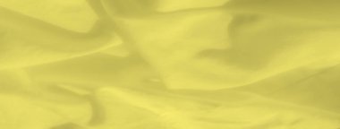Yumuşak kıvrımlı, yumuşak sarı kumaş ve pürüzsüz bir doku. Akan ve buruşmuş yüzey, kumaşın doğal güzelliğini vurgulayarak rahatlatıcı, zarif bir arka plan yaratır..