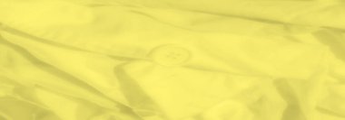 Doğal kıvrımlara ve kıvrımlara odaklı yumuşak sarı kumaş bulanıklığı. Akan madde ışığı ince bir şekilde yansıtır ve tasarım için sıcak ve davetkar bir doku yaratır..