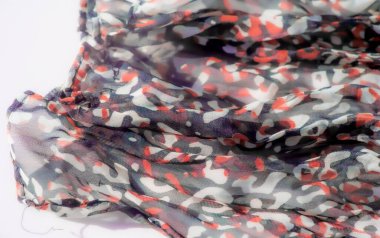 Bulanık akan kumaş yumuşak, yarı şeffaf bir yapıda kırmızı, siyah ve beyaz soyut tasarımlar sergiliyor. Zengin desen görsel bir derinlik yaratıyor. Moda için modern, şık bir görünüş sunuyor.