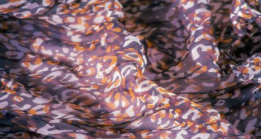 Saf kumaştaki parlak kırmızı, beyaz ve siyah desenlerin bulanık detaylı görüntüsü. Üst üste binen katmanlar zengin, soyut bir tasarım yaratıyor. Moda, sanat ve yaratıcı tasarım için ideal..