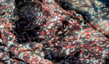 Kırmızı, beyaz ve siyah soyut desenli saf kumaş bulanıklığı. Dinamik tasarım akışkan görünür, canlı renkler hassas kıvrımlar arasında kusursuz bir şekilde harmanlanır..