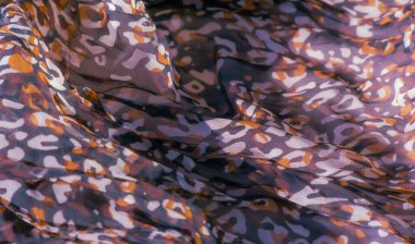 Kırmızı, siyah ve beyaz akışkan kumaşın bulanık sanatsal görüntüsü, soyut leopar benzeri baskılar içerir yumuşak, katmanlı doku boyutu ekler ve bunu sanatsal projeler için çarpıcı bir seçim haline getirir.