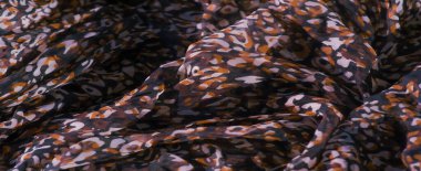 Siyah, beyaz ve kırmızı renkli bulanık renkler, şeffaf kumaş üzerinde soyut girdaplarda pürüzsüz bir şekilde harmanlanmış. Yumuşak doku zarafeti ve akışı arttırır, lüks bir görünüm yaratır..