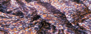 Akan soyut desenlerin kırmızı, siyah ve beyaz renkleri yumuşak, katıksız bir kumaş üzerinde. Hassas tasarım kalın renklerin kontrastını vurgular, dokuya hareket ve derinlik ekler.