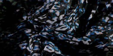 Mavi, beyaz ve yeşil tonlarda dinamik kıvrımlarda yakalanan soyut kamuflaj desenleri olan eşsiz bir kumaş bulanıklığı. Renklerin karışması görsel olarak çekici bir doku yaratır.