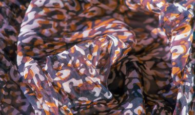 Saf kumaş boyunca siyah, kırmızı ve beyaz soyut desenler. Hassas malzeme tasarıma yumuşak ve pürüzsüz bir doku ekler ve sofistike bir estetik oluşturur..