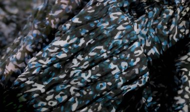 Mavi, beyaz ve yeşil tonlarda kamuflaj desenli yumuşak, dalgalı kumaş bulanıklığı. Soyut desen, hem modern hem de dinamik, arka plan veya tekstil tasarım temaları için mükemmel bir görsel doku yaratır..