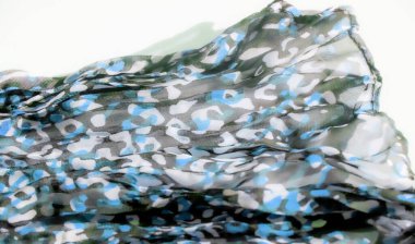 Siyah bir tabanda yeşil, mavi ve beyaz karışımıyla soyut kumaş desenini bulanıklaştırarak dinamik ve akışkan bir etki yaratırız. Kumaşın dokusu yumuşak ve şekilleri düzensiz..