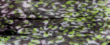 Görüntü - Bu soyut bileşim mavi, yeşil ve beyaz organik şekillerle süslenmiş kumaşı içerir. Yumuşak, akışkan dokuyla karışık kıvrımlar dinamik bir yapı yaratır.