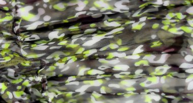 Görüntü - Bu soyut bileşim mavi, yeşil ve beyaz organik şekillerle süslenmiş kumaşı içerir. Yumuşak, akışkan dokuyla karışık kıvrımlar dinamik bir yapı yaratır.