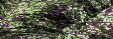 Saf bir tekstil üzerinde soyut yeşil, siyah ve beyaz desenler. Şeffaf katmanlar derinlik ve hareket yaratır. Kumaşa sofistike ve kalın bir estetik verir.