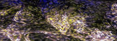 Katmanlara sarılı mor ve sarı soyut desenlerin bulanıklığı canlı ve dinamik bir doku yaratıyor. Akan kumaş tasarıma bir hareket ve derinlik hissi ekler..