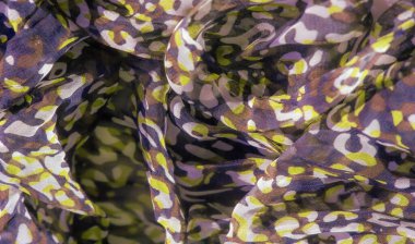 Soyut sarı ve mor desenlerin bulanıklığı görsel olarak zorlayıcı bir kumaş tasarımı yaratır. Karmaşık detaylar ve renklerin dinamik akışı onu hem moda hem de dekor uygulamaları için mükemmel kılıyor..