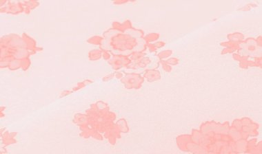 Açık pembe çiçek kumaşının bulanık, yumuşak, akıcı bir dokusu var. Dağılmış çiçek desenleri kumaşa hava gibi, şeffaf bir kalite veriyor. Yumuşak, kadınsı bir estetik yapmak için mükemmel..