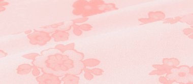 Yumuşak, şeffaf dokusu olan pembe çiçekli kumaş bulanıklığı. Çiçek motifleri hafifçe dağılmış görünüyor, kumaşları geliştiriyor romantik ve narin karakter, kadınsı tasarımlar için mükemmel..