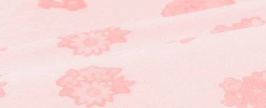 Dağınık çiçek desenli yumuşak pembe çiçek kumaşı. Kumaşlar şeffaf ve narin doğası romantik ve kaprisli tasarımlar için uygun ruhani bir görünüm yaratıyor..