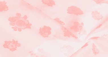 Yumuşak, şeffaf dokusu olan pembe çiçekli kumaş bulanıklığı. Çiçek motifleri hafifçe dağılmış görünüyor, kumaşları geliştiriyor romantik ve narin karakter, kadınsı tasarımlar için mükemmel..