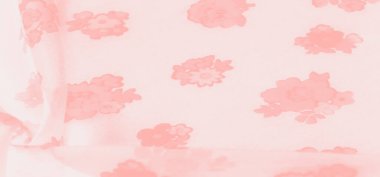 Bu kumaş, yumuşak pembe çiçeklerin kusursuz bir kombinasyonunu hafif bir malzeme üzerinde gösterir. Nazik kıvrımlar, akışkan doğasını ve her çiçek elementinin karmaşık detaylarını vurgular.