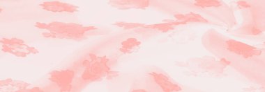 Yumuşak pembe çiçek desenleri içeren bu kumaş, akıcı dokusu ve narin çiçek desenleriyle ince bir cazibe yayar. Şeffaf maddesi yumuşaklık ve zarafet hissi katıyor..