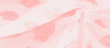 Işığa saçılmış karmaşık çiçek desenleri olan pembe çiçekli şifon kumaş, akış malzemesi. Kumaş hassas bir şekilde romantik ve yumuşak bir his için tasarlanmış.,