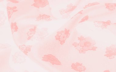 Yüzeyine yayılmış narin çiçekli bulanık pembe şifon çiçekli kumaş kıvrımlarda zarif bir akış oluşturur. Romantik bir dokunuşla kadın kıyafetleri ve yumuşak moda tasarımları için ideal..